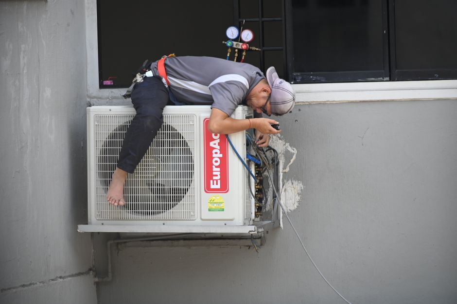 Paano Linisin ang Condenser Coils?
