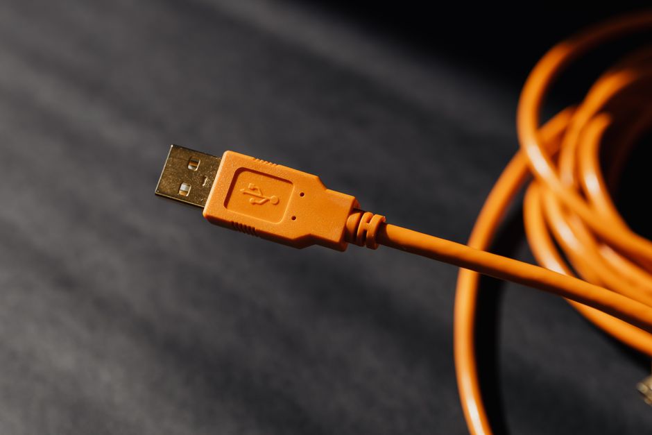 2. USB पोर्ट की पहचान करें