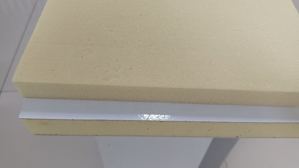 Σύνθετο Πάνελ Πολυουρεθάνης με Υαλοβάμβακα για Μόνωση Τοίχων και Στέγης