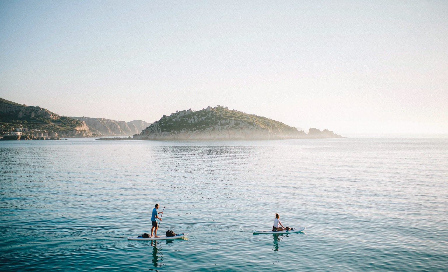 水上运动装备网站模板（多语言询盘版） — paddleboards and kayaks on open water