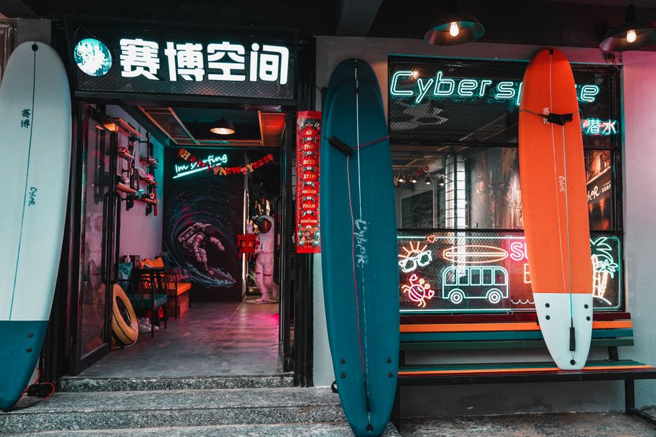 What Size Surfboard Should a Beginner Ride?