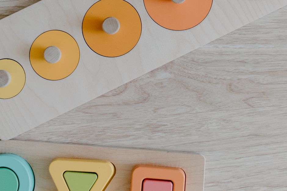 Comparison of Montessori and Traditional Toys