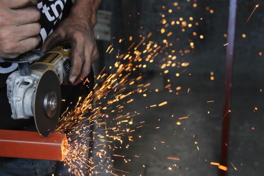 Oscillating Multi-Tool vs Reciprocating Saw