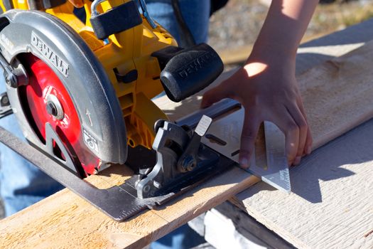 How to Safely Use a Circular Saw: Beginner Guide