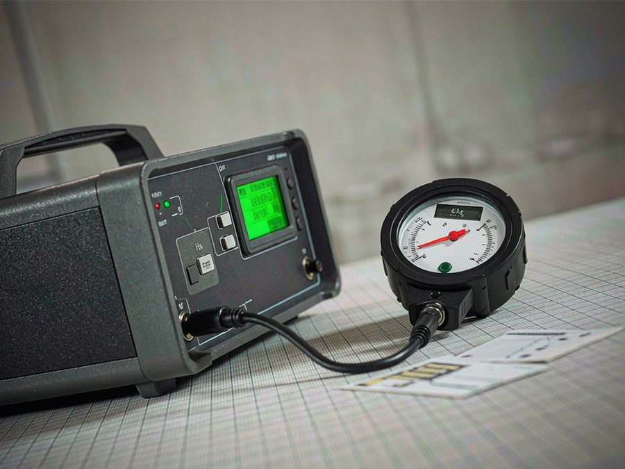 Calibration bench with a reference instrument linked to a dial thermometer unit under test