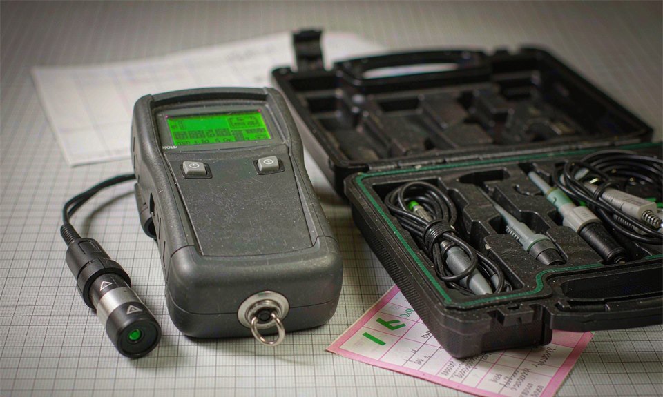 Incoming check of a unit and its open accessory case against the delivery note on the goods-in bench