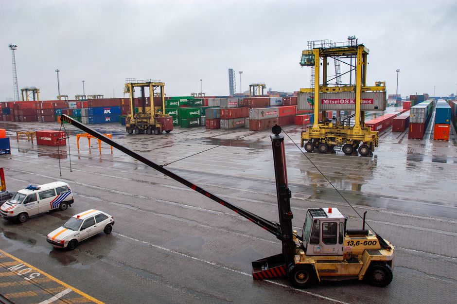 Stacker vs Reach Truck: Which Fits Your Warehouse?