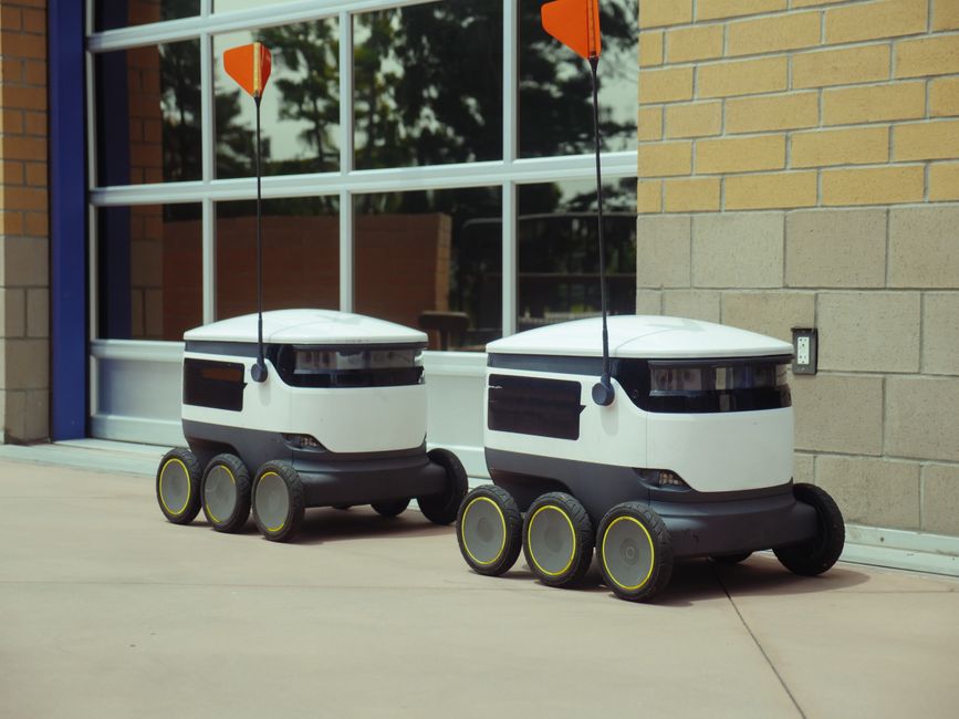 1. Autonomous Mobile Robots (AMRs) Take Center Stage