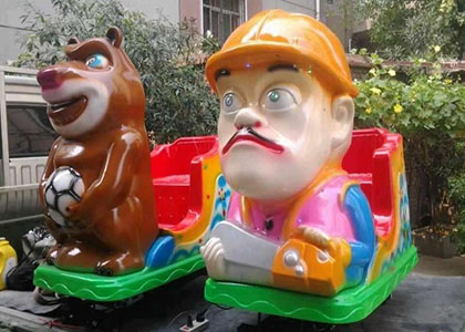 The 3-year-old baby mistook the electric car for a rocking car and was burned by throwing coins into the charging socket